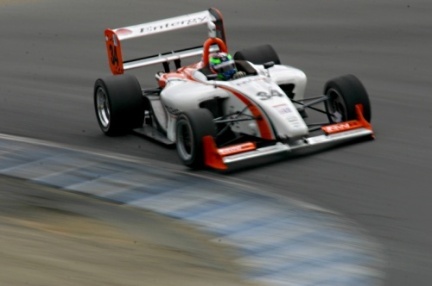 normal_Jonathan Summerton en la Formula Atlantic 2009 abordando el Sacacorchos de Laguna Seca.jpg