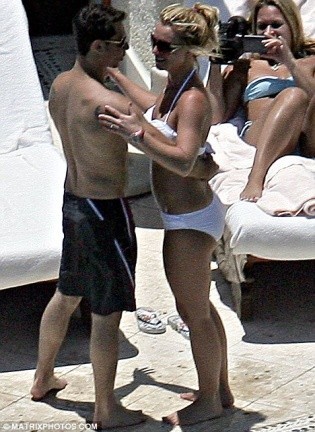 Britney Spears bien acompañada en Cabo