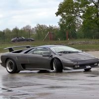 ¡Así se disfruta un superdeportivo! Este Lamborghini Diablo aprende a hacer drifting en circuito 