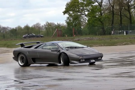 ¡Así se disfruta un superdeportivo! Este Lamborghini Diablo aprende a hacer drifting en circuito