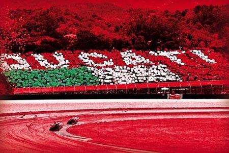 Tribuna Ducati en las Superbikes de Cheste