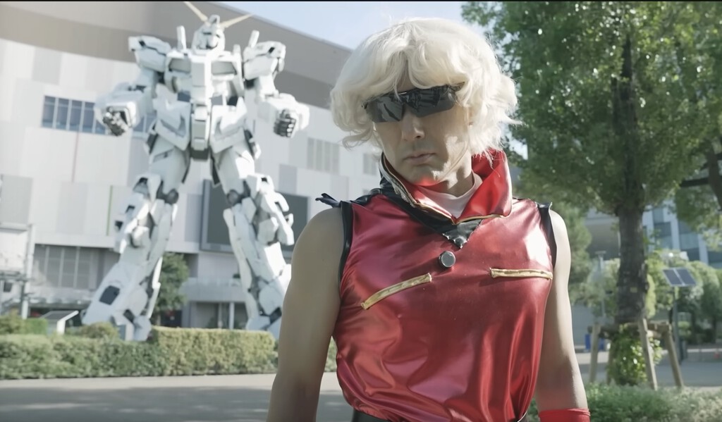 Un político japonés ha intentado 'hackear' las elecciones disfrazándose de villano de 'Gundam'. Bandai no se lo ha tomado bien 