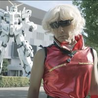 Un político japonés ha intentado 'hackear' las elecciones disfrazándose de villano de 'Gundam'. Bandai no se lo ha tomado bien 