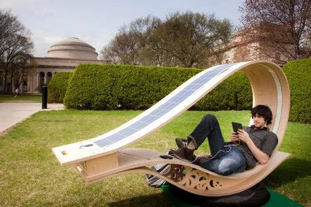 Soft Rocker, tumbona de exterior con energía solar