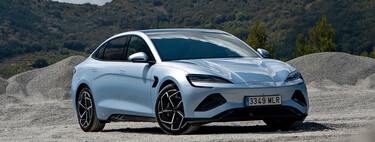 BYD ha vendido más de 100.000 coches eléctricos en una semana. Estos tres gráficos te ayudarán a entender por qué esto es una burrada