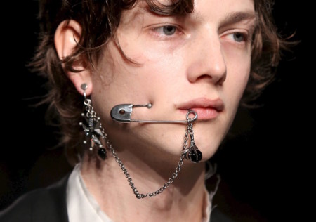 Alexander McQueen vuelve a ponerlo de moda, no te olvides los maxi piercings faciales el invierno que viene