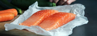 Ni dejarlo en la encimera ni echar agua caliente. Estas son las formas más seguras para descongelar carne y pescado en casa 