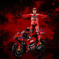 Por qué los logos de Monster aparecen en la ropa de Marc Márquez con Ducati si juró fidelidad a Red Bull pese a la separación 