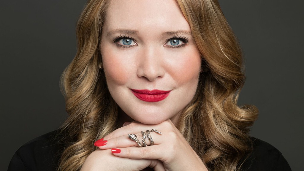Sarah J. Maas rompe su silencio sobre ACOTAR. El sexto libro de Una Corte de Rosas y Espinas ya está terminado 