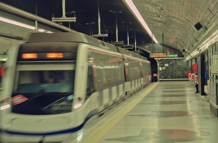 Estación de metro casi vacía en madrid