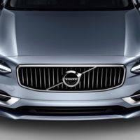 Este par de videos te muestran al Volvo S90 como si lo tuvieras frente a ti