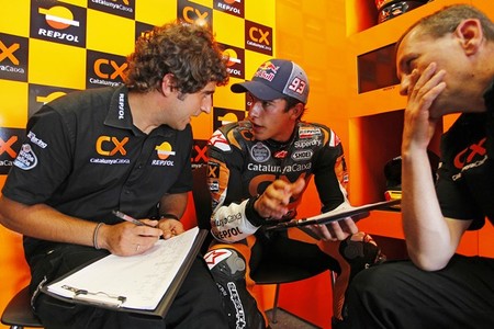 Marc Márquez y sus mecánicos