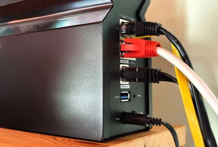 Conexiones por cable en el router TP-Link tribanda. Imagen de Iván Linares