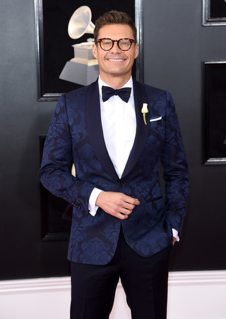 Ryan Seacrest acierta vistiendo prints para su look en la noche de los premios Grammy