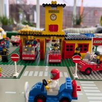 "Sinto falta dos LEGOS antigos" - filho descobre a impressionante coleção de blocos de montar do pai, que cobre uma mesa de bilhar inteira 