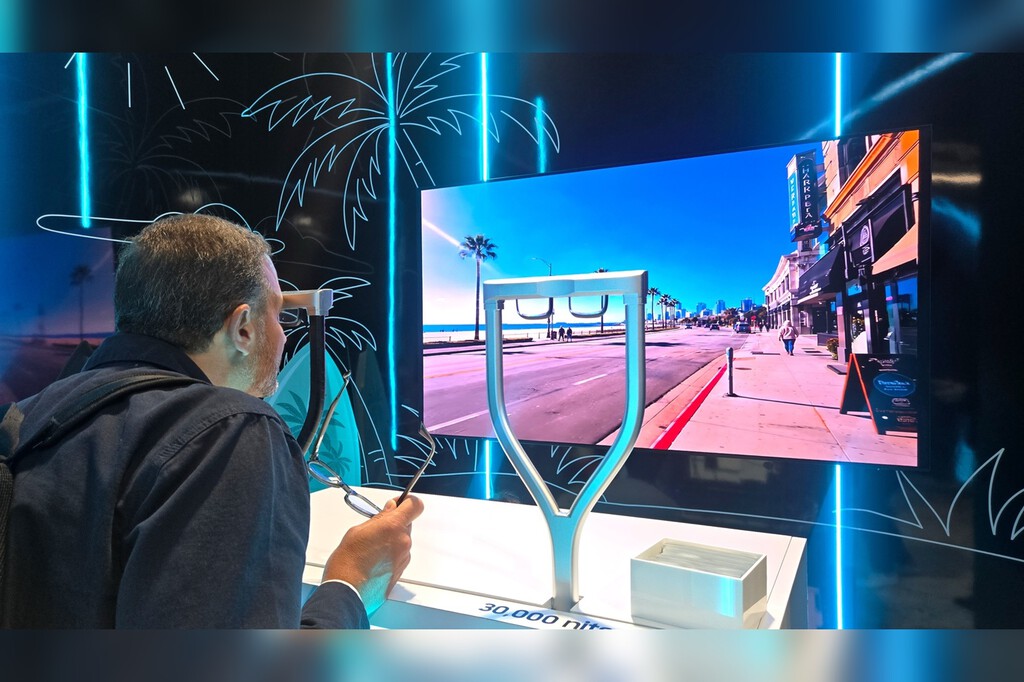 Samsung ha conseguido que una pantalla más pequeña que un sello llegue a los 40.000 nits. Y la ha puesto en unas gafas