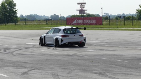 Cupra Eracer Se Deja Ver En Pista 2