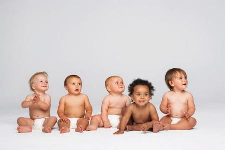 Escuchar distintos idiomas desde que son bebés hace a los niños más abiertos