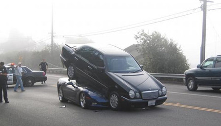 A veces el amor te da muy fuerte: Corvette embiste a Mercedes