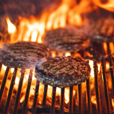 Esta barbacoa, regulada en altura, es ideal para familias grandes. Y está de oferta en Leroy Merlin