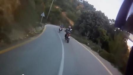 Aceite en la carretera que tira a tres motos seguidas