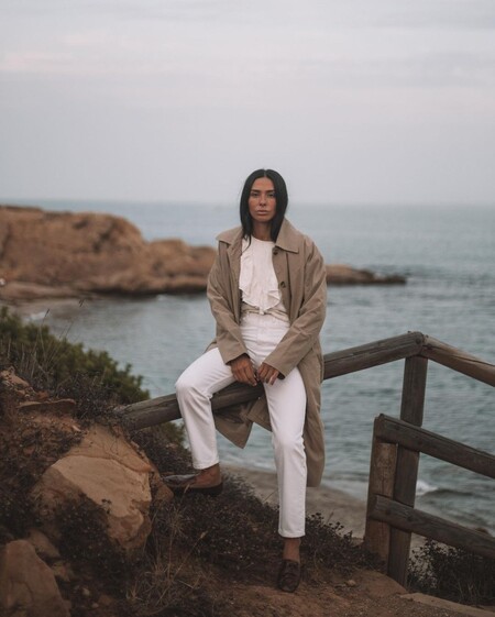 La gabardina que Agostina Saracco luce esta temporada, es de La Redoute y está rebajada con un 45% de descuento