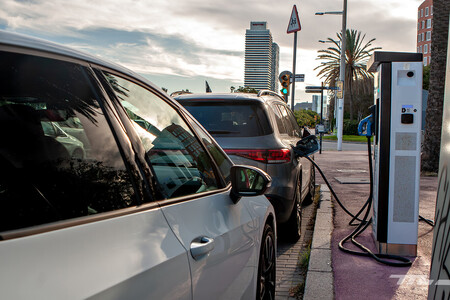 Cargar Coche Elecrico En La Calle