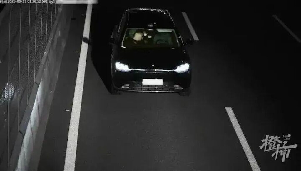 Un conductor chino trucó su coche para que circulara solo mientras él dormía una borrachera. No fue la mejor idea 