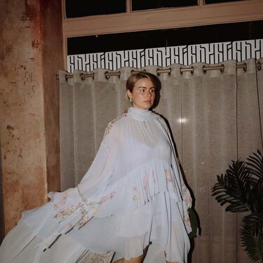 Las blusas largas regresan y se llevan con jeans baggy: así será la tendencia 2026 