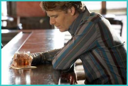 ¿Basta con sostener una bebida alcohólica para parecer estúpido?