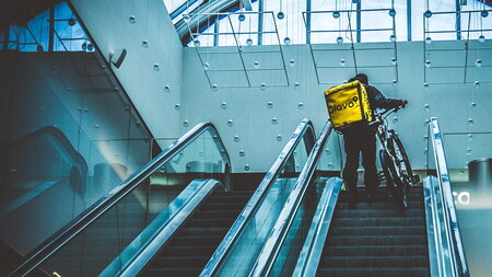 Glovo concederá mayor libertad a los 'riders' para no convertirlos en asalariados… y subir precios es una opción que se plantean