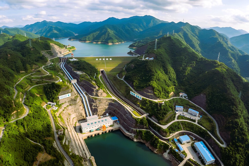 China comenzó a construir embalses como si no hubiera un mañana. Su objetivo: almacenar energía renovable en ellas