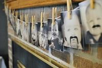 Decora la fiesta del primer cumpleaños con fotos del bebé con bigotes