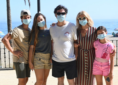 Pepe Rodríguez de vacaciones en Marbella: paseito a la fresca con la family y unas cervecitas con los colegones de los fogones