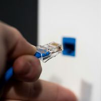 Una de las cosas más frustrantes de cablear la casa es obtener menos velocidad que por WiFi. Este suele ser el gran culpable 