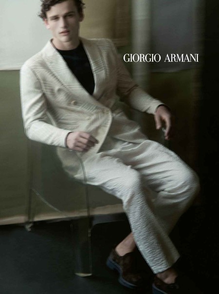 No es que necesites gafas, que así de movida es la campaña de primavera de Giorgio Armani