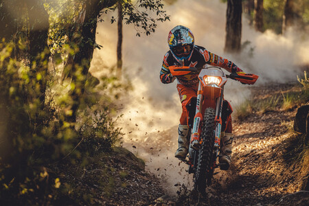 La nueva KTM de Enduro llega con mejoras en la suspensión, un motor de 28 kg y los colores de competición, por 12.489 euros