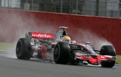 Hamilton sale a flote en el diluvio de Silverstone
