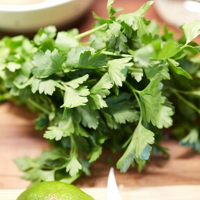 La solución para que el perejil aguante más tiempo fresco, incluso en verano, es este sencillo accesorio en oferta 