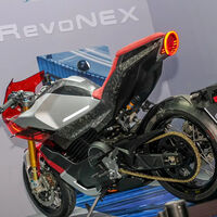 Los dos pelotazos de Kymco son una moto deportiva muy retro y un scooter con aires de trail. Y lo van a petar