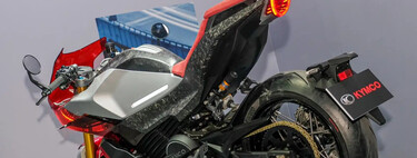 Los dos pelotazos de Kymco son una moto deportiva muy retro y un scooter con aires de trail. Y lo van a petar