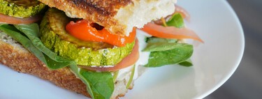 El sándwich perfecto para lograr una cena saludable y deliciosa en minutos: se prepara con calabacín y sólo cinco ingredientes más 