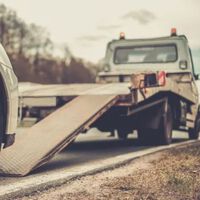 Cuatro policías y funcionarios detenidos en Vilanova: revendían los coches del depósito municipal que debían ser desguazados 