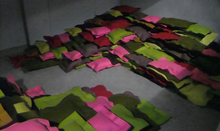 Convertir barricadas de sacos de arena en bonitos y confortables sofás Juegos de sala verde