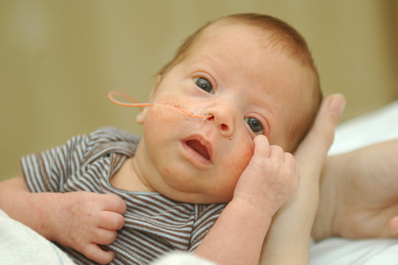 Acariciar, abrazar y hablarle al bebé prematuro es clave para mejorar su desarrollo