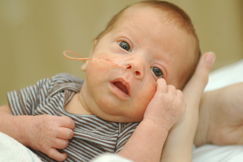Acariciar, abrazar y hablarle al bebé prematuro es clave para mejorar su desarrollo
