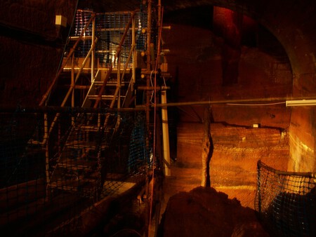Túnel e arco de canto, construídos com blocos individuais de arenito, com vista para a tubulação de resíduos da fábrica de Biddulph