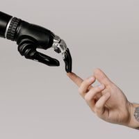 Humano vs. máquina: las victorias de la IA en el mundo del juego, del ajedrez a los eSports (y cómo, a veces, seguimos ganando)