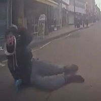 Se llevó una moto del jardín de una casa "para probarla" pero acabó huyendo de la policía. El karma le ha dado el tortazo de su vida 