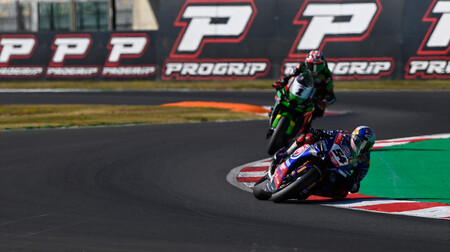 A Toprak Razgatlioglu le quitaron la Superpole Race... ¡cuando ya había ganado desde la pole en la carrera larga!